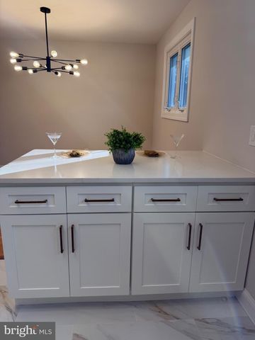 12 MALIBU LN, West Deptford, NJ 08096