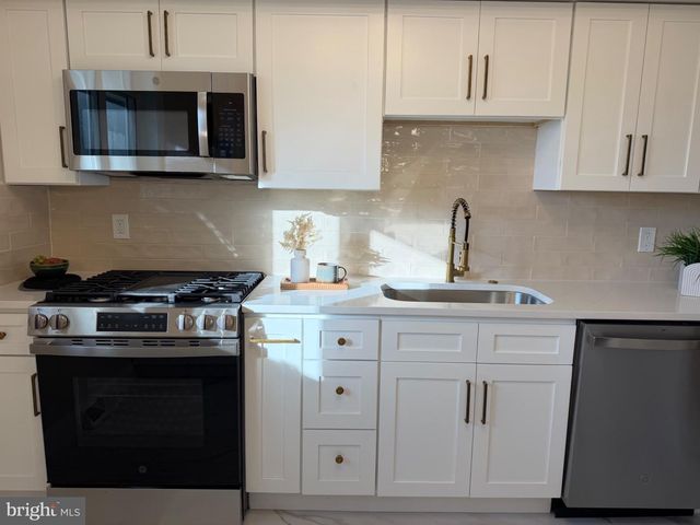 12 MALIBU LN, West Deptford, NJ 08096