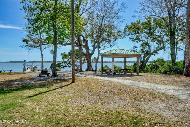527 Chadwick Shores Drive, Sneads Ferry, NC 28460