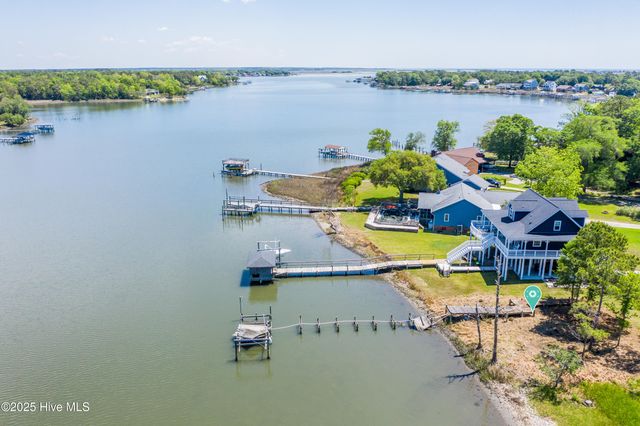 527 Chadwick Shores Drive, Sneads Ferry, NC 28460