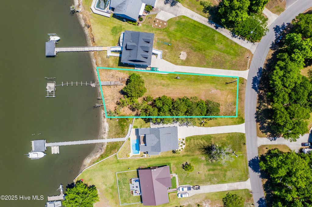527 Chadwick Shores Drive, Sneads Ferry, NC 28460