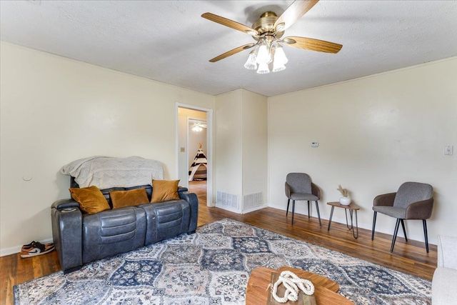 417 W Hollywood Dr, Wichita, KS 67217