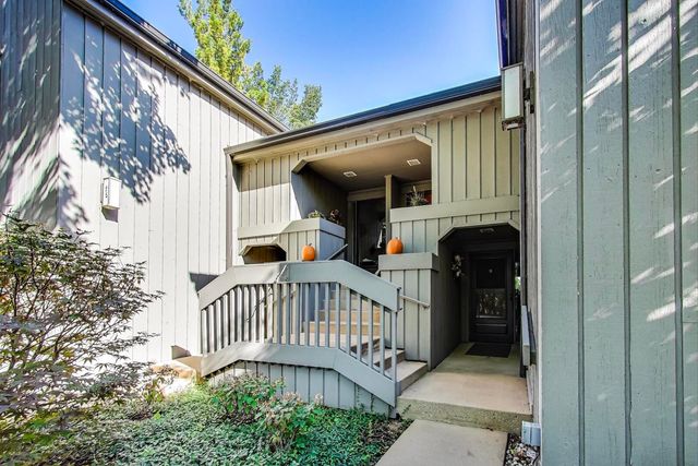 25 Shoreline Road B, Lake Barrington, IL 60010