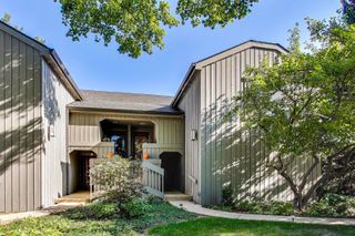 25 Shoreline Road B, Lake Barrington, IL 60010