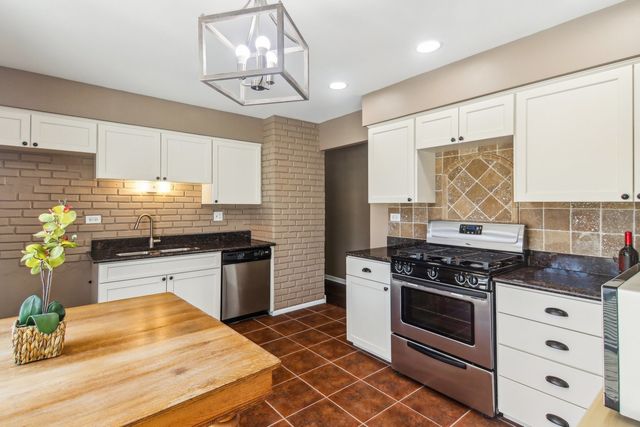 316 Bedford Road, Bolingbrook, IL 60440