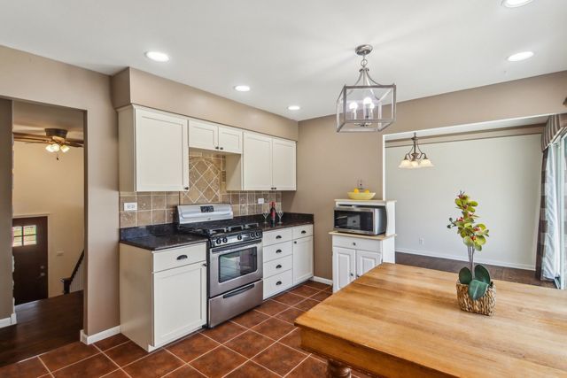 316 Bedford Road, Bolingbrook, IL 60440