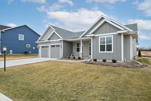 8020 W Preserve PARKWAY, Mequon, WI 53097