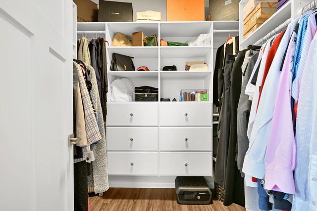 8020 W Preserve PARKWAY, Mequon, WI 53097