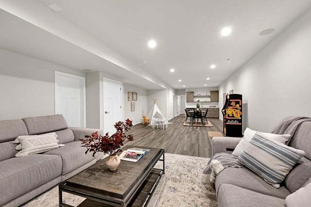 8020 W Preserve PARKWAY, Mequon, WI 53097