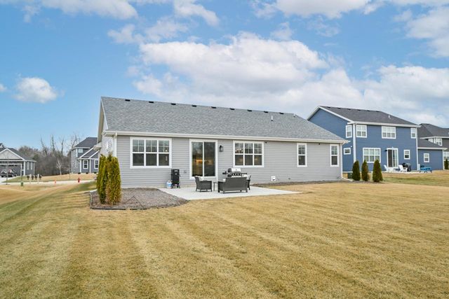 8020 W Preserve PARKWAY, Mequon, WI 53097