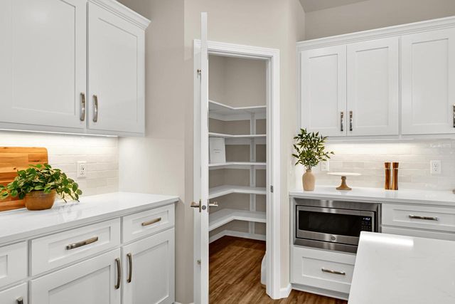 8020 W Preserve PARKWAY, Mequon, WI 53097