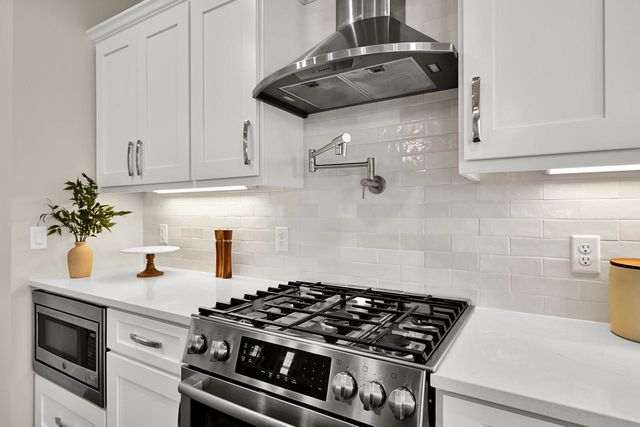 8020 W Preserve PARKWAY, Mequon, WI 53097