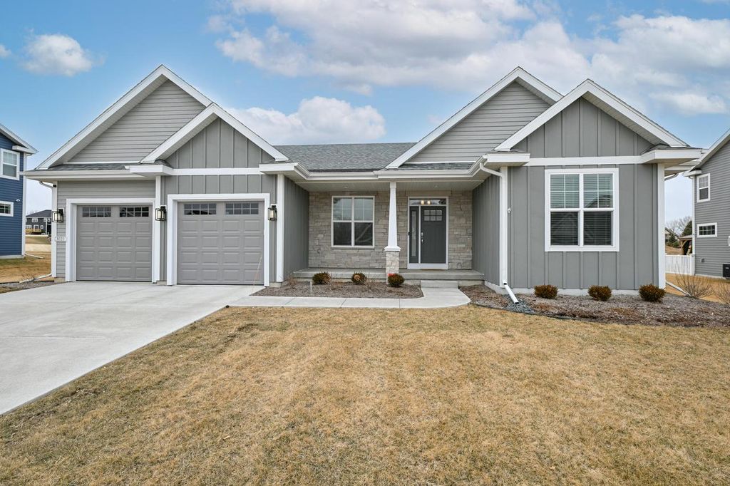 8020 W Preserve PARKWAY, Mequon, WI 53097