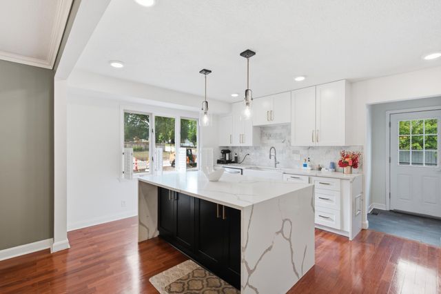 7001 Lanham Lane, Edina, MN 55439