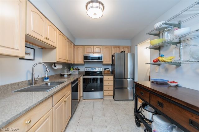 12500 Edgewater Drive 303, Lakewood, OH 44107