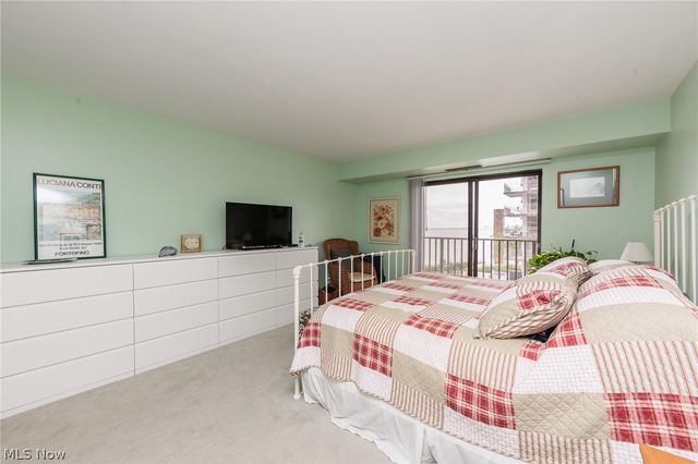 12500 Edgewater Drive 303, Lakewood, OH 44107