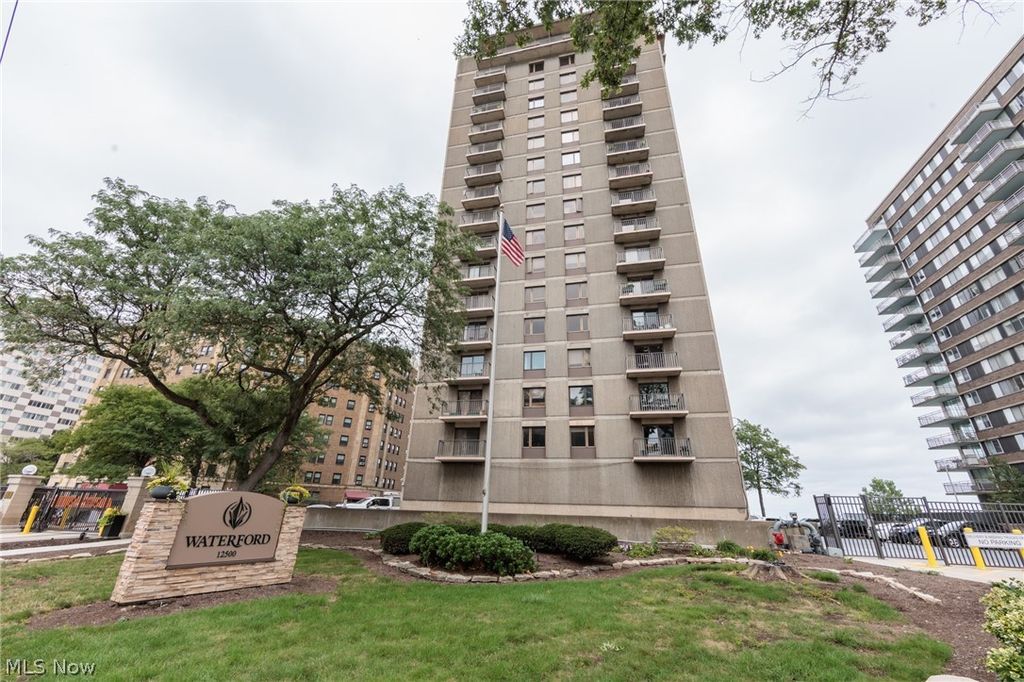 12500 Edgewater Drive 303, Lakewood, OH 44107