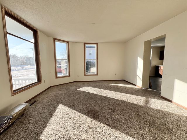 412 S 2nd Avenue E, Newton, IA 50208