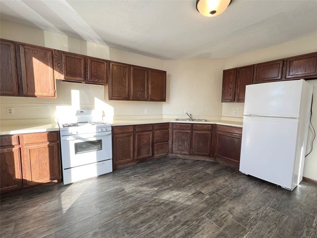 412 S 2nd Avenue E, Newton, IA 50208