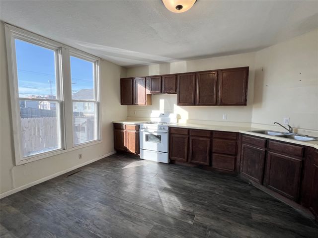 412 S 2nd Avenue E, Newton, IA 50208