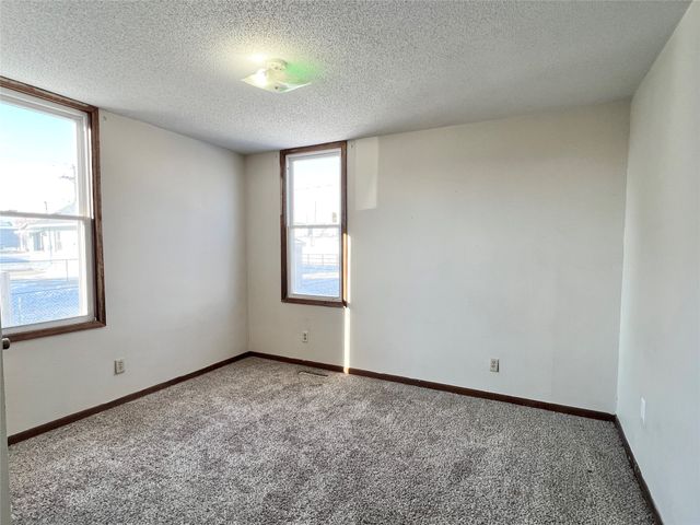 412 S 2nd Avenue E, Newton, IA 50208