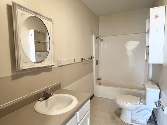 412 S 2nd Avenue E, Newton, IA 50208