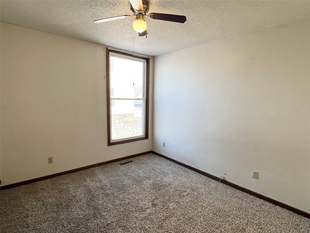 412 S 2nd Avenue E, Newton, IA 50208