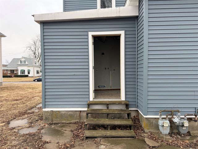 412 S 2nd Avenue E, Newton, IA 50208