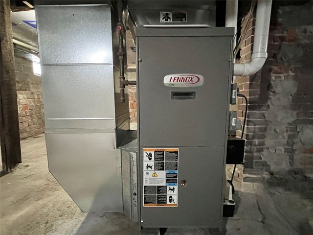 412 S 2nd Avenue E, Newton, IA 50208