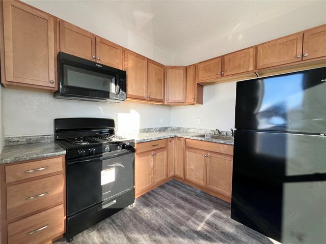 412 S 2nd Avenue E, Newton, IA 50208