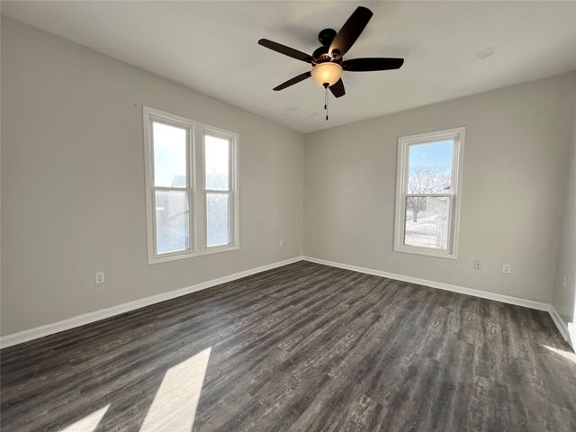 412 S 2nd Avenue E, Newton, IA 50208