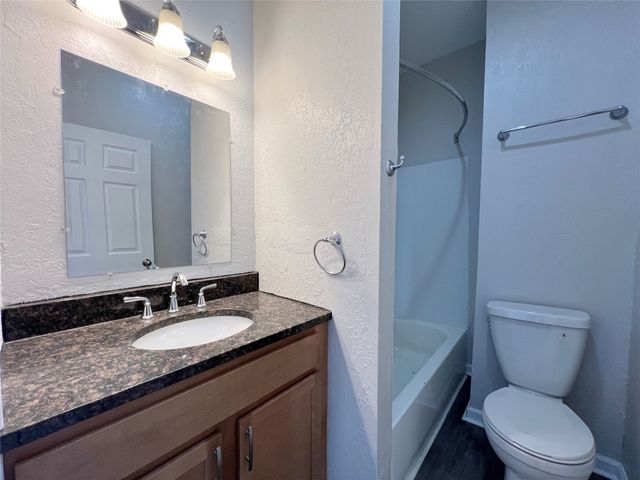 412 S 2nd Avenue E, Newton, IA 50208