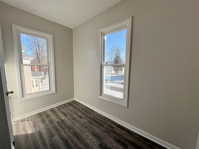 412 S 2nd Avenue E, Newton, IA 50208