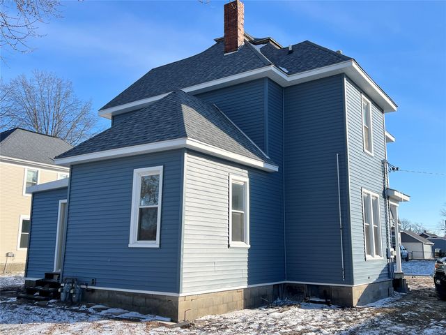 412 S 2nd Avenue E, Newton, IA 50208