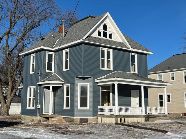 412 S 2nd Avenue E, Newton, IA 50208