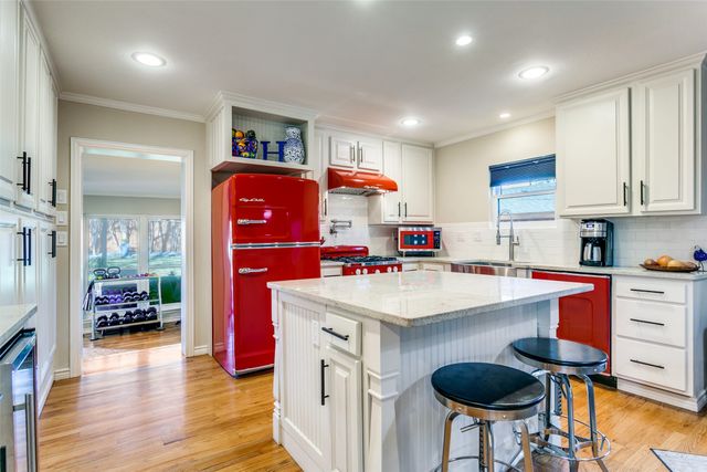 318 Ruth Street, Grapevine, TX 76051