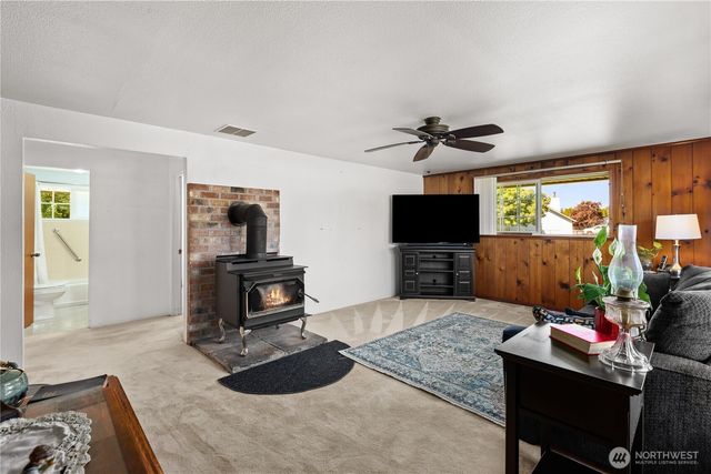 426 4th Avenue SE, Pacific, WA 98047
