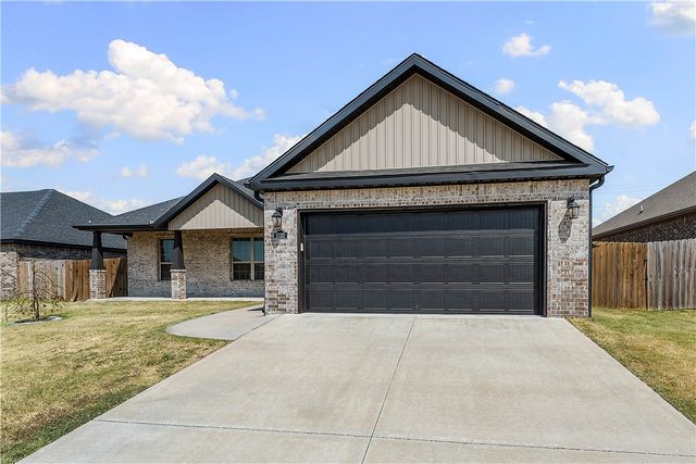 1020 E Skyline Loop, Centerton, AR 72719