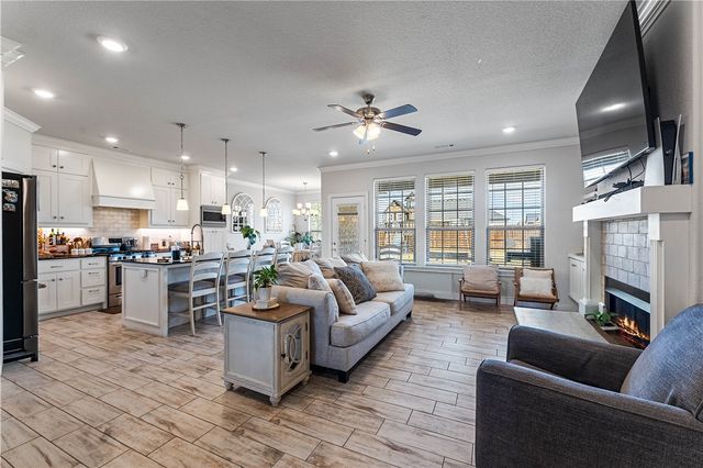 1020 E Skyline Loop, Centerton, AR 72719