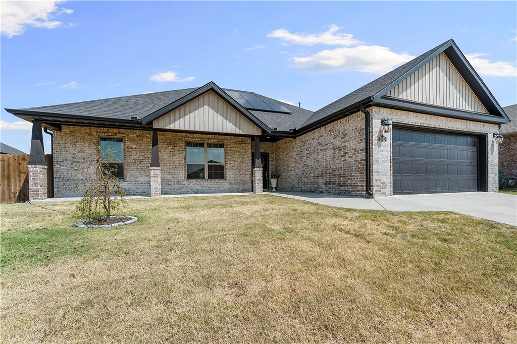 1020 E Skyline Loop, Centerton, AR 72719