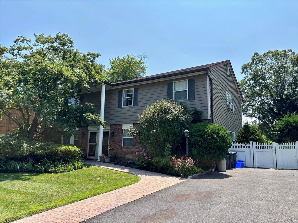 17 Alex Lane, Glen Cove, NY 11542