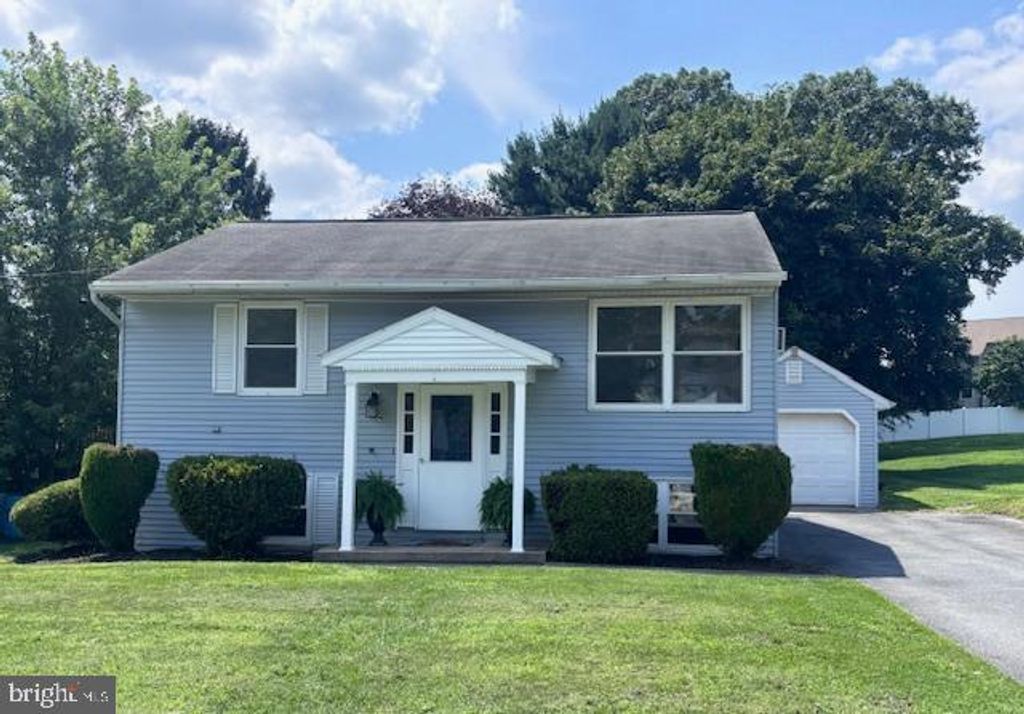 604 CHARLES RD, Dauphin, PA 17018