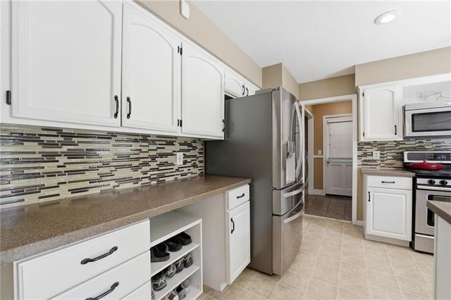 8201 N Oregon Drive, Kansas City, MO 64151