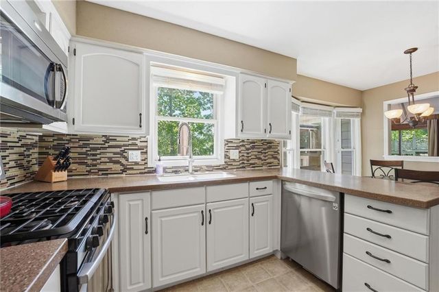 8201 N Oregon Drive, Kansas City, MO 64151