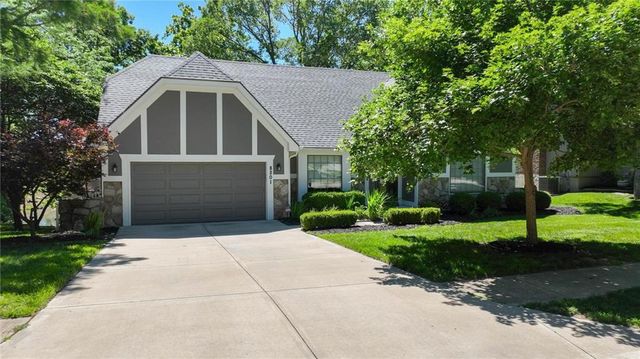 8201 N Oregon Drive, Kansas City, MO 64151