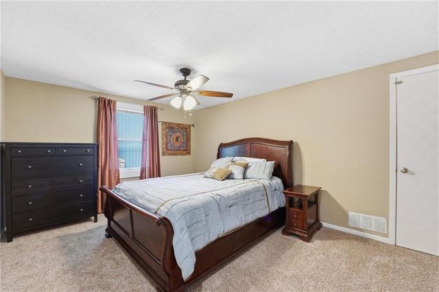 8201 N Oregon Drive, Kansas City, MO 64151