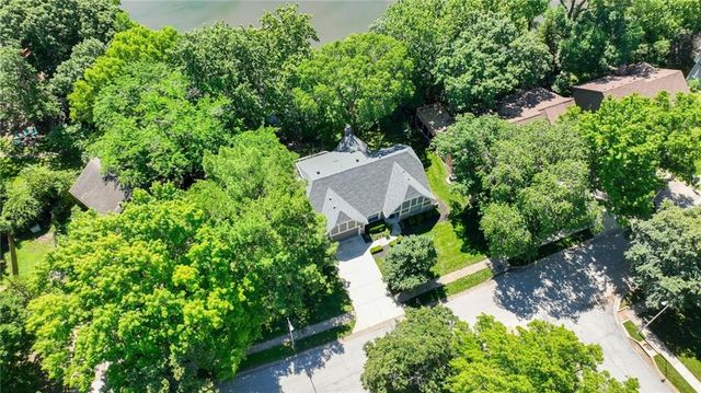 8201 N Oregon Drive, Kansas City, MO 64151