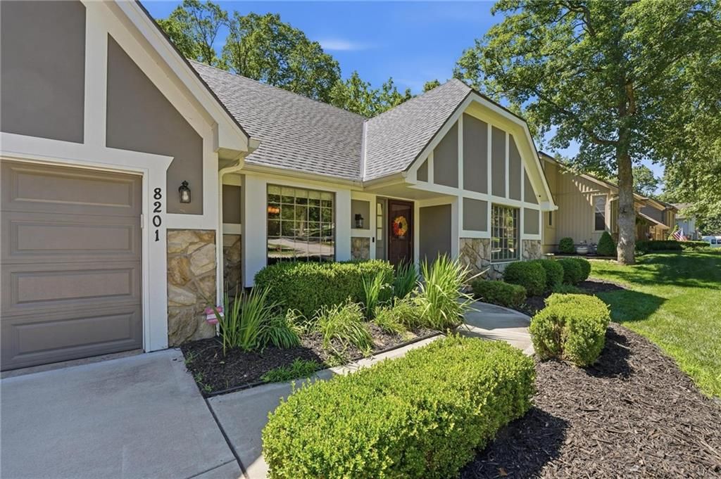 8201 N Oregon Drive, Kansas City, MO 64151