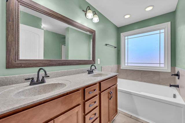 208 Azalea Dr, Oak Grove, KY 42262