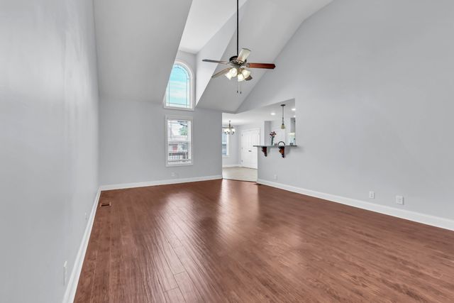 208 Azalea Dr, Oak Grove, KY 42262